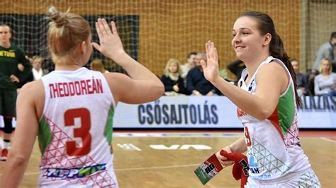 Kosárlabdázó lány érmekkel