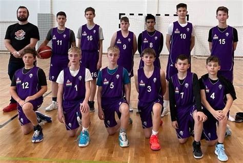 Fiatal kosárlabdázók csapatfotója