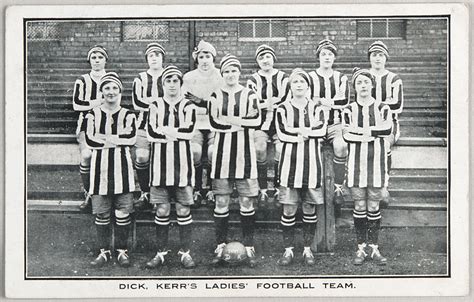 Dick, Kerr's Ladies játékosok mérkőzés előtt
