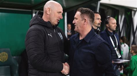 Két futballedző interjút ad a mérkőzés után