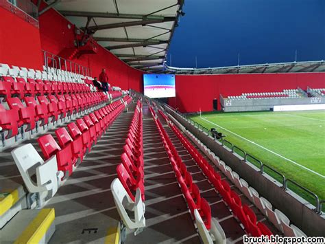 A Várkerti Stadion Kisvárdán egy meccs előtt
