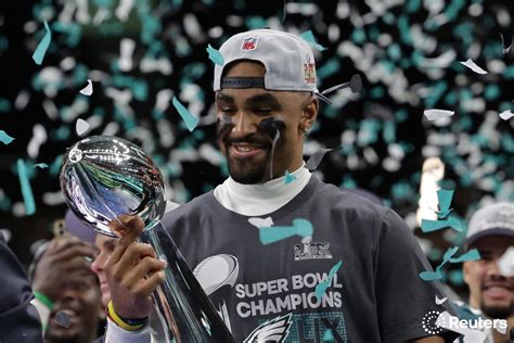 Jalen Hurts, a Philadelphia Eagles irányítója a Vince Lombardi Trófeával