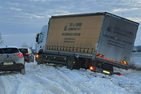Teherautó, amin Ugrifüles és Tüskéshátú utaznak