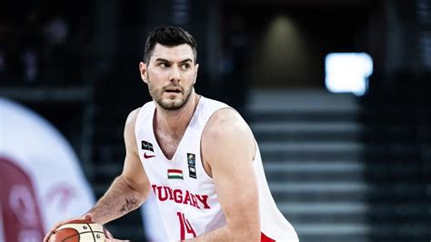Golomán György akcióban a kosárlabda pályán