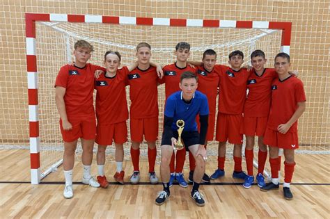 Fiú röplabdacsapat edzésen