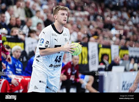 Emil Wernsdorf Madsen, a dán kézilabda tehetség, gólszerzés közben