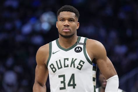 Giannis Antetokounmpo dominálja a pályát