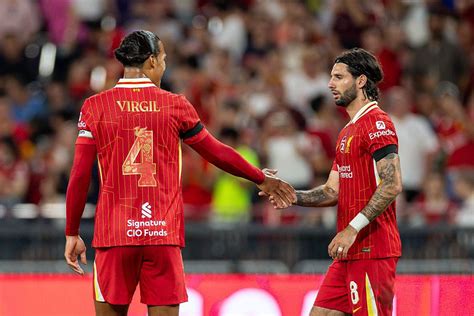 A Liverpool és az AC Milan játékosai a mérkőzés előtt