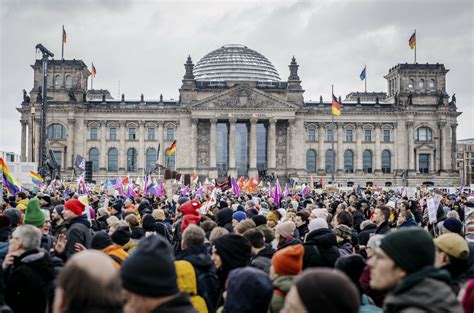 A berlini szurkolók tüntetnek a szélsőjobb ellen