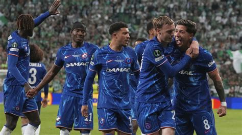 A Chelsea játékosai ünnepelnek egy gól után az FA-kupában