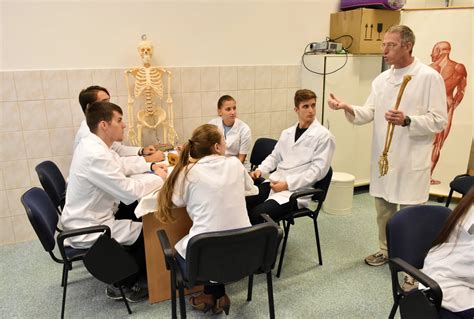 Gyógytornász és páciens gyakorlat közben