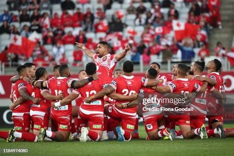 Az All Blacks és a Tonga válogatott haka és sipi tau előadása egymással szemben