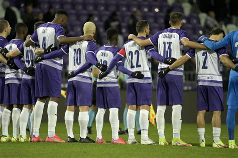 Újpest és Paks játékosai mérkőzés közben