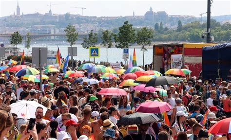 Tömeg a virágkarneváli felvonuláson