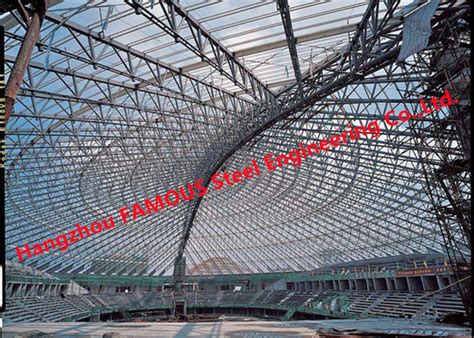 A stadion PTFE borítású tetőszerkezete napfénnyel megvilágítva