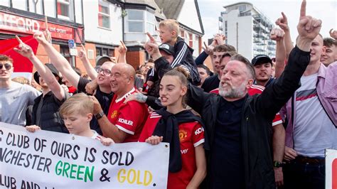 Manchester United szurkolók tüntetnek a Glazer család ellen