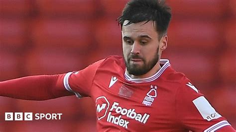 Carl Jenkinson a Nottingham Forest mezében, játék közben