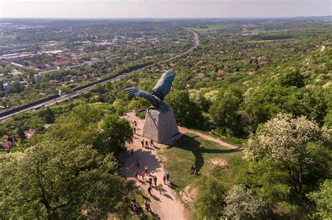 A tatabányai Turul-emlékmű látképe a Kő-hegyen