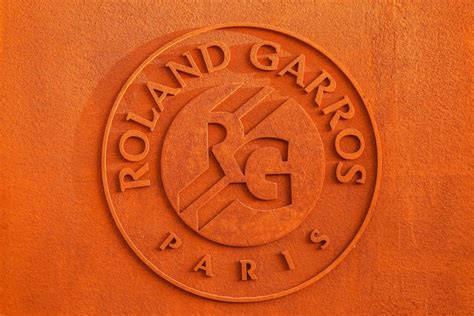 A Roland Garros logója és a párizsi salakpályák madártávlatból