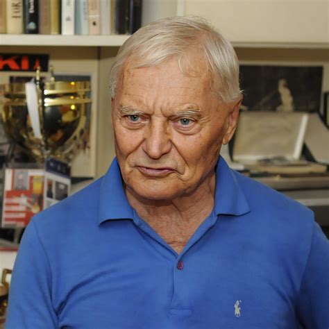 Szőcs Bertalan edző a vívóteremben