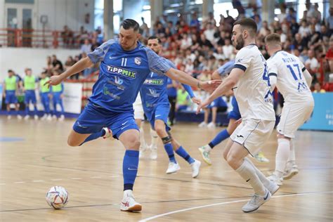 Futsal bajnoki mérkőzés pillanata