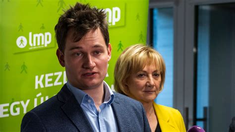 Petry Zsolt egy sajtótájékoztatón