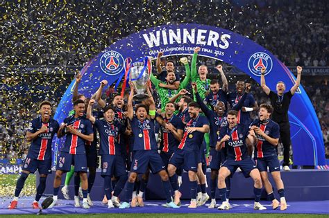 A PSG játékosai ünneplik a 12. Ligue 1 bajnoki címet