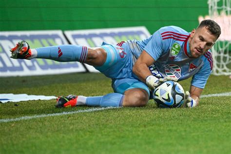 Megyeri Balázs, a Greuther Fürth kapusa akcióban
