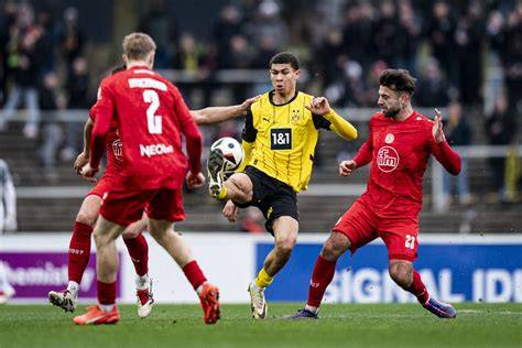 Borussia Dortmund és Fortuna Düsseldorf csapatok a mérkőzés előtt