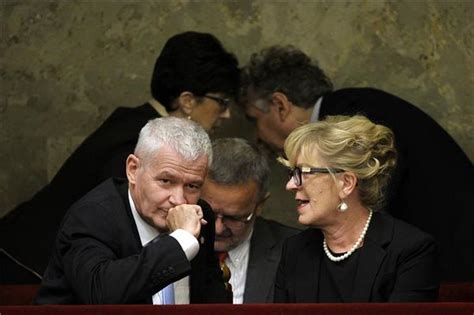 Csillag Tünde egy bírói panel előtt