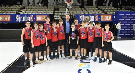 Fiatalok kosárlabdáznak egy Jr. NBA rendezvényen