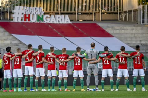 Molnár Ödön játék közben, magyar válogatott mezben