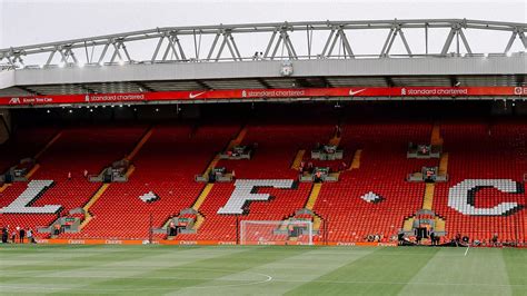 A Liverpool FC szurkolói a Kop lelátón, énekelve