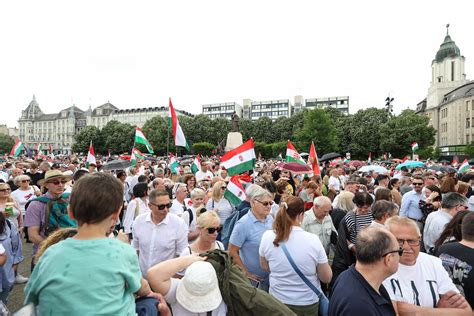 Tömeg Magyar Péter egri beszédén