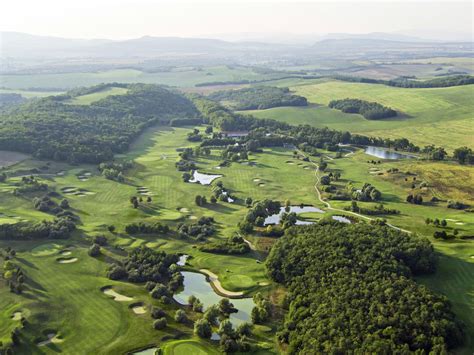 Golfpálya gyönyörű tájjal