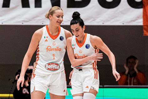 Női kosárlabda-válogatott játékosa, Juhász Dorka akcióban