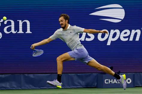 Daniil Medvedev teniszpályán adogatás előtt