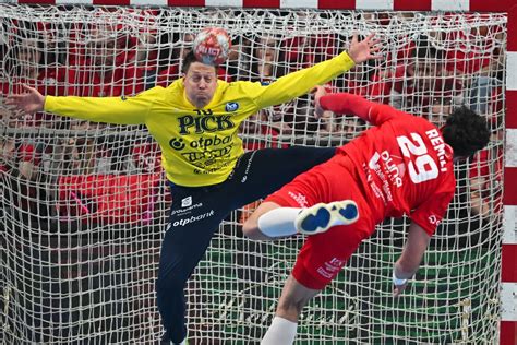 Összecsapás a pályán egy Szeged-Veszprém mérkőzésen