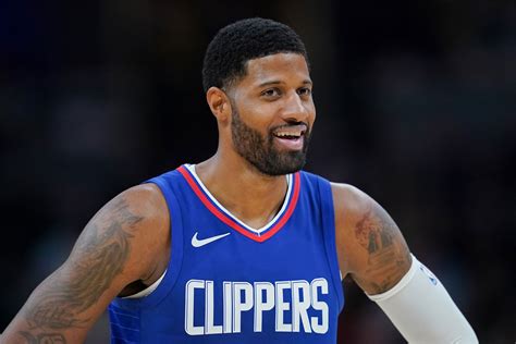 Paul George kosárlabdázik