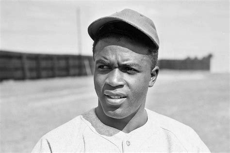 Jackie Robinson, a baseball integrációjának úttörője egy régi fényképen