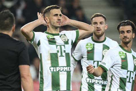 Ferencváros és Vasas csapatok zászlókkal