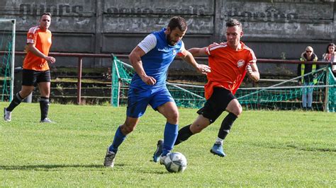 Fiatal játékosok edzésen labdával
