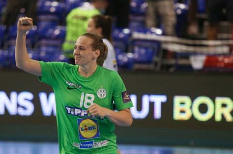 Kovács Anett, az FTC kézilabdázója sérülés után