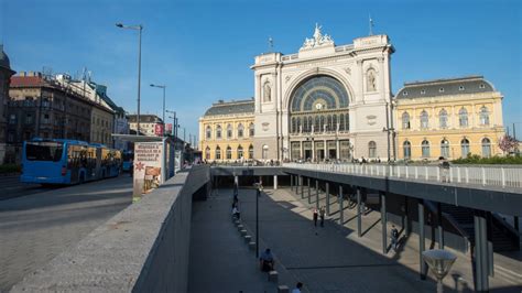 Menekültek demonstrációja a Keleti pályaudvar előtt