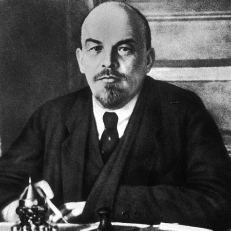 V.I. Lenin szobra Komló főterén