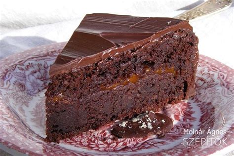 Kávés csokoládétorta szeletelve, elegánsan tálalva