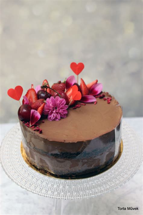 Lisztmentes csokoládétorta mandulával, elegáns tálalásban