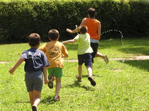 Zsinórlabda versenyen játszó gyerekek