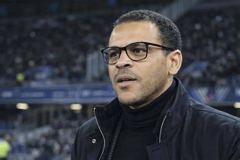 Premier League játékvezető szigorú döntést hoz