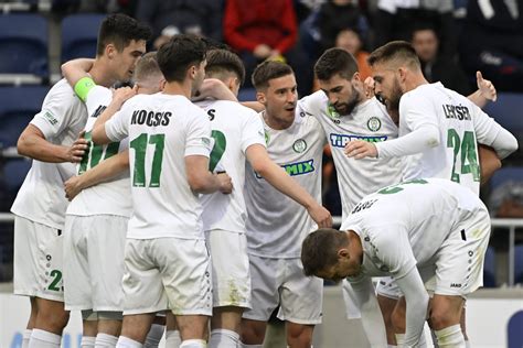 Paksi játékosok ünneplik a kupagyőzelmet a Puskás Arénában